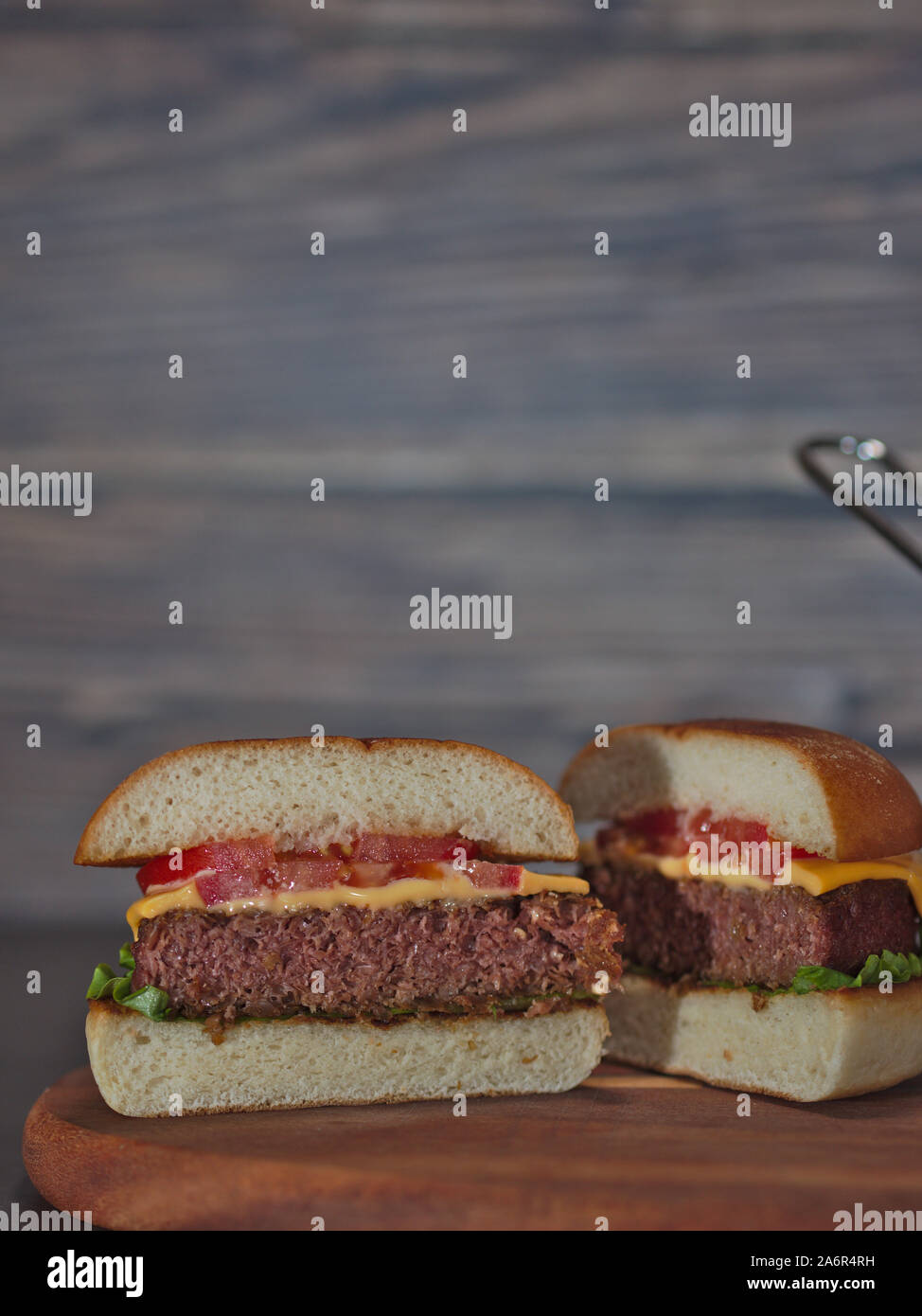 Vertikale closeup auf vegan pflanzlichen Burger in der Hälfte diente auf Holz- fach Stockfoto
