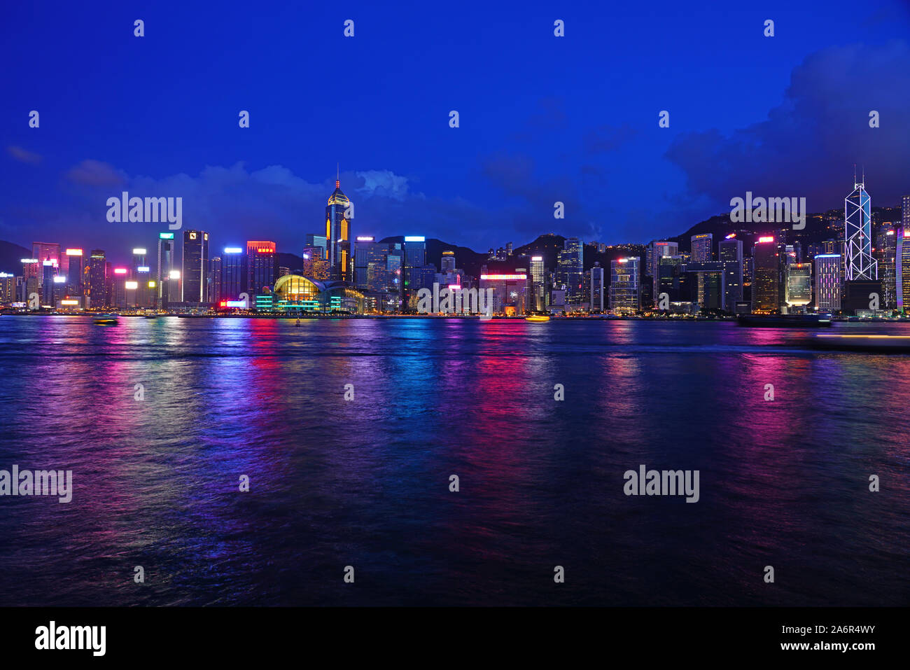 HONG KONG-29 Jun 2019 - eine Ansicht bei Nacht Abendlicht auf die moderne Skyline von Hongkong von der Kowloon Seite über den Victoria Harbo gesehen Stockfoto