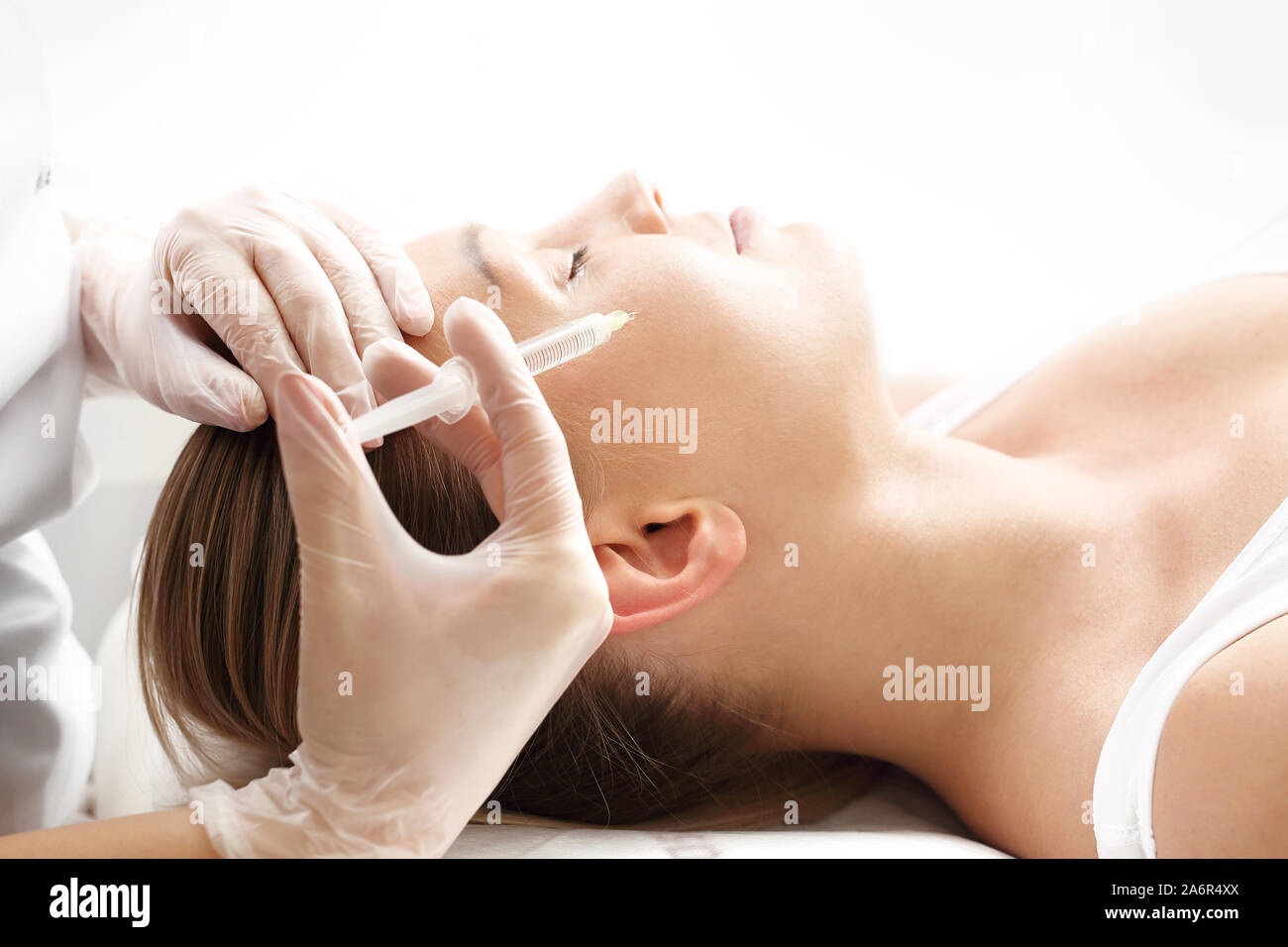 Mesotherapie, Nadel Mesotherapie. Verjüngende Behandlung, Falten und die Haut Injektion. Stockfoto