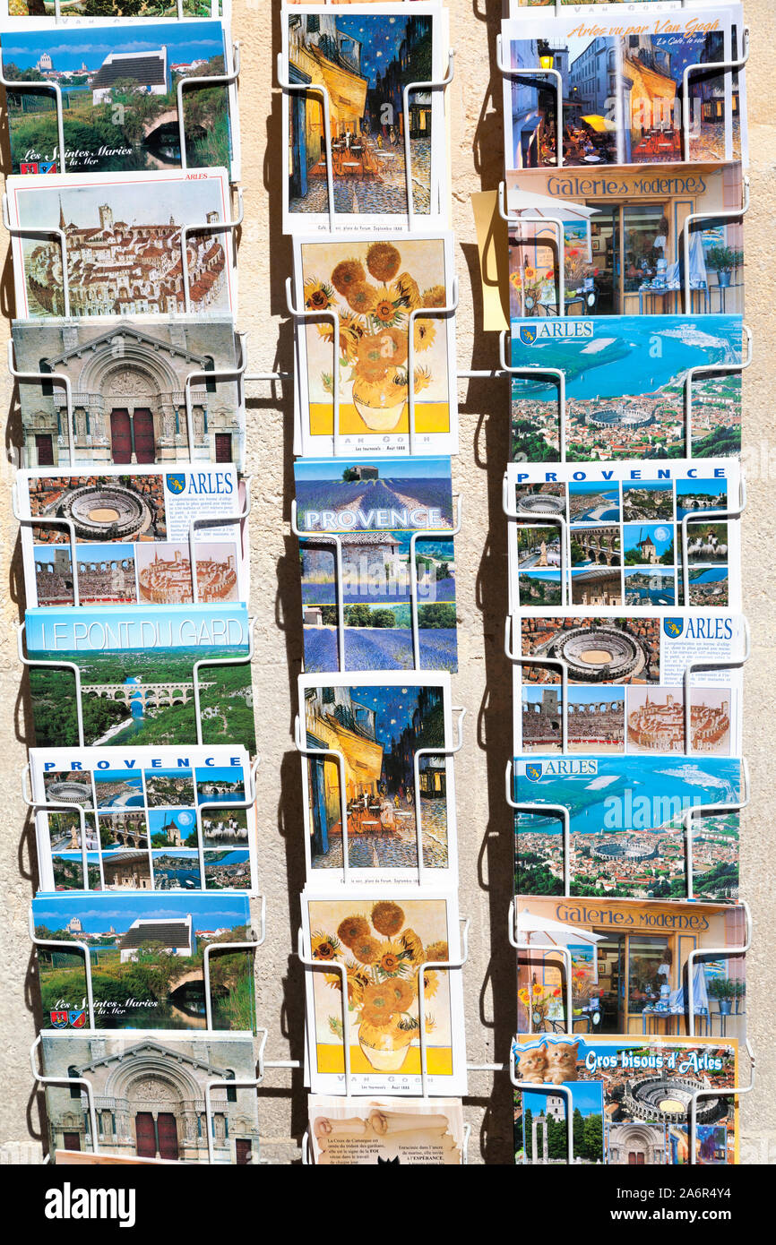 Frankreich, Arles, Postkarten auf Verkauf in touristische Shop. Stockfoto