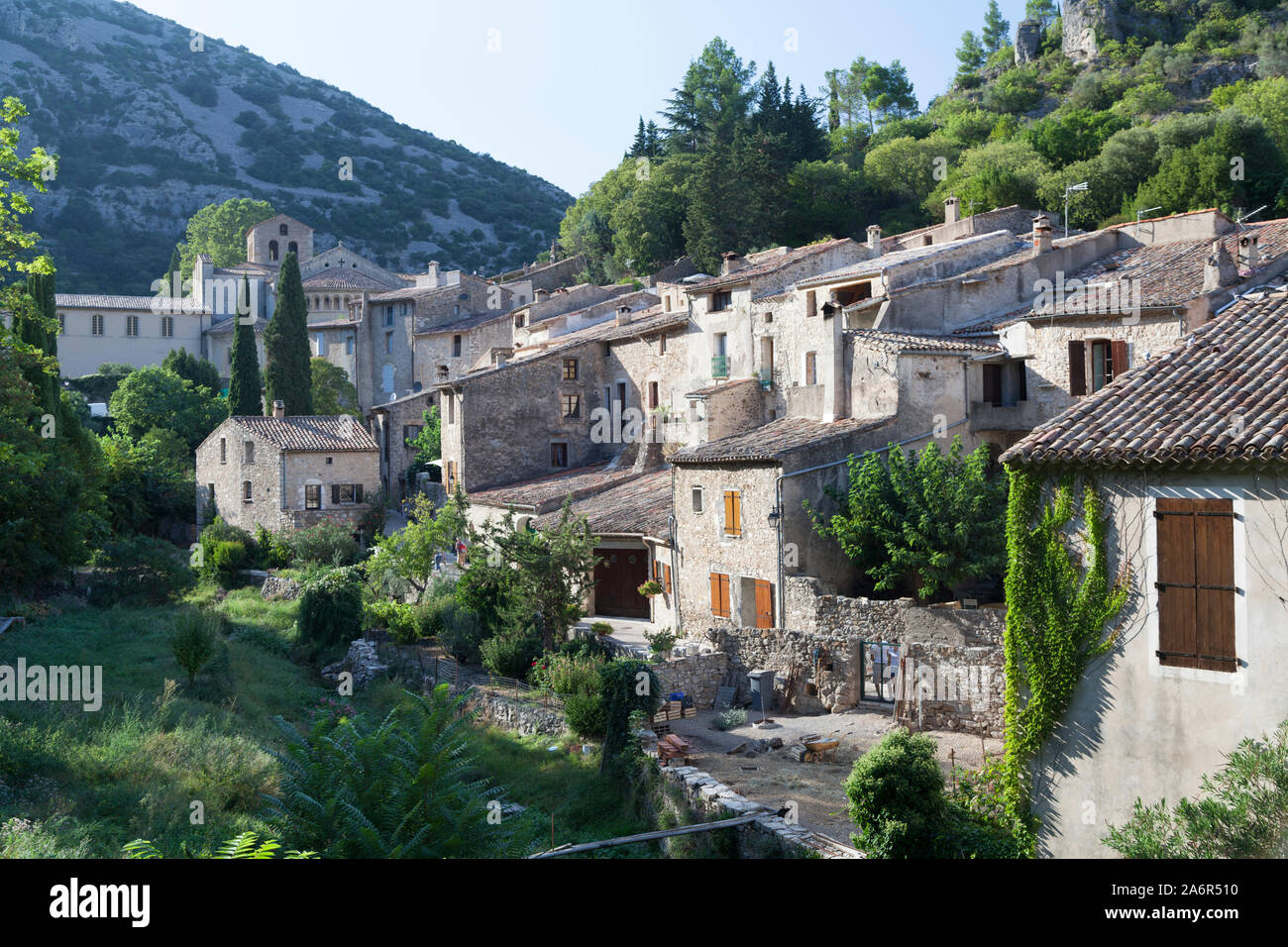 Frankreich, Languedoc, Saint Guilhem Le Desert, alte Häuser im Dorf St Guilhem le Desert. Stockfoto