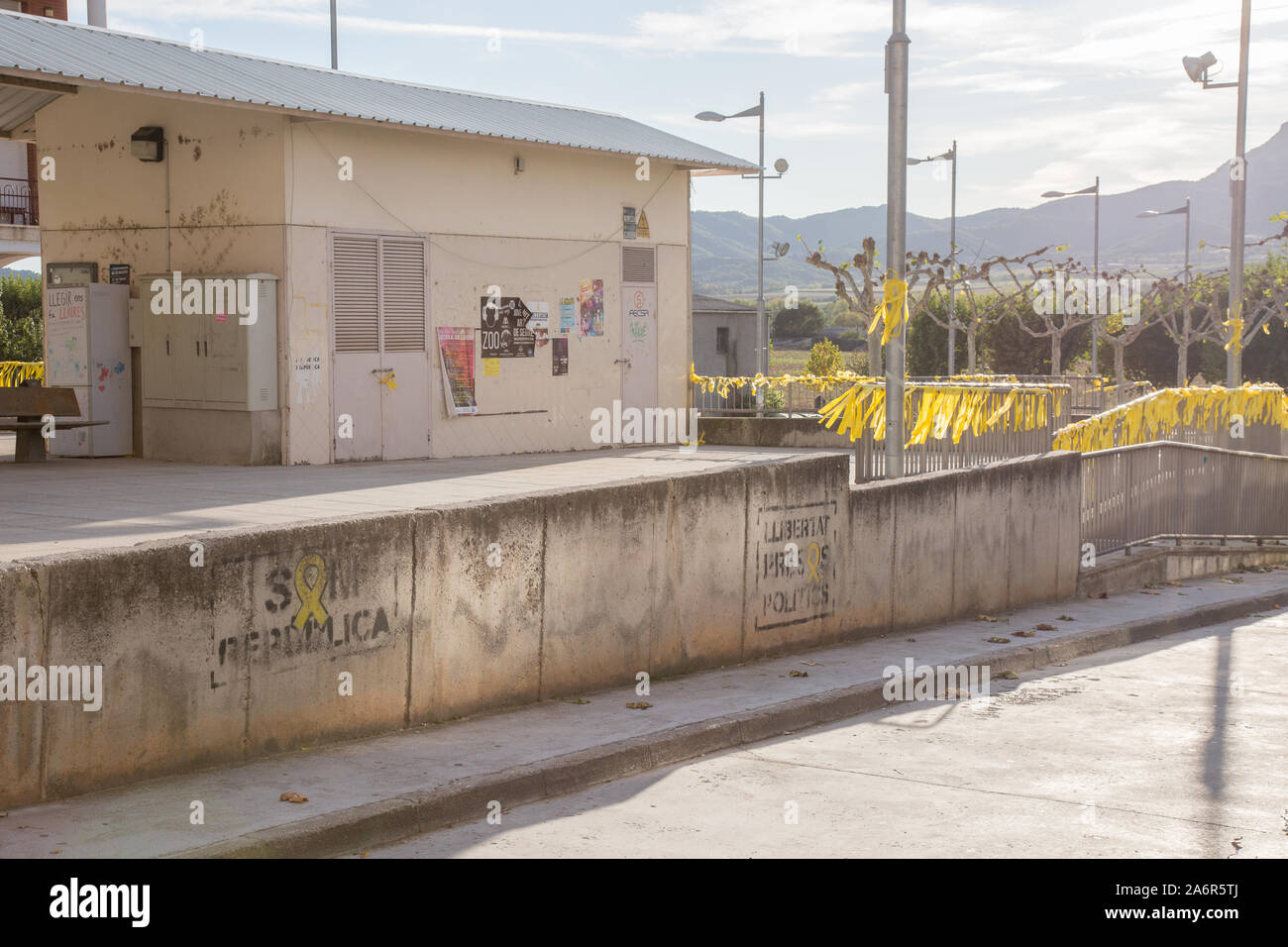 Oliana, Lleida, Katalonien, Spanien. 15. Oktober, 2019. Katalanische Unabhängigkeit Slogans und Banner auf Anzeige in der Stadt Oliana. Stockfoto