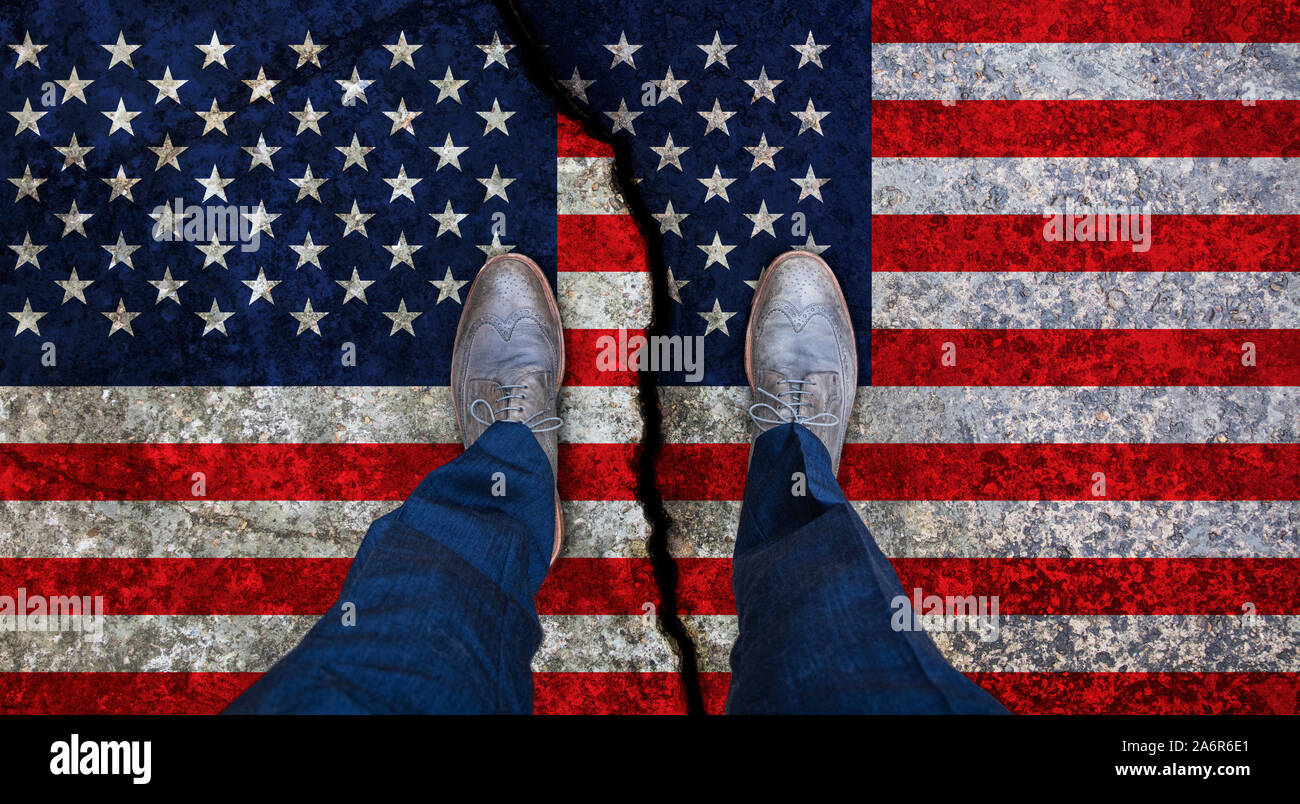 Der Mann steht auf Risse Flagge der USA. Politisches Konzept Stockfoto