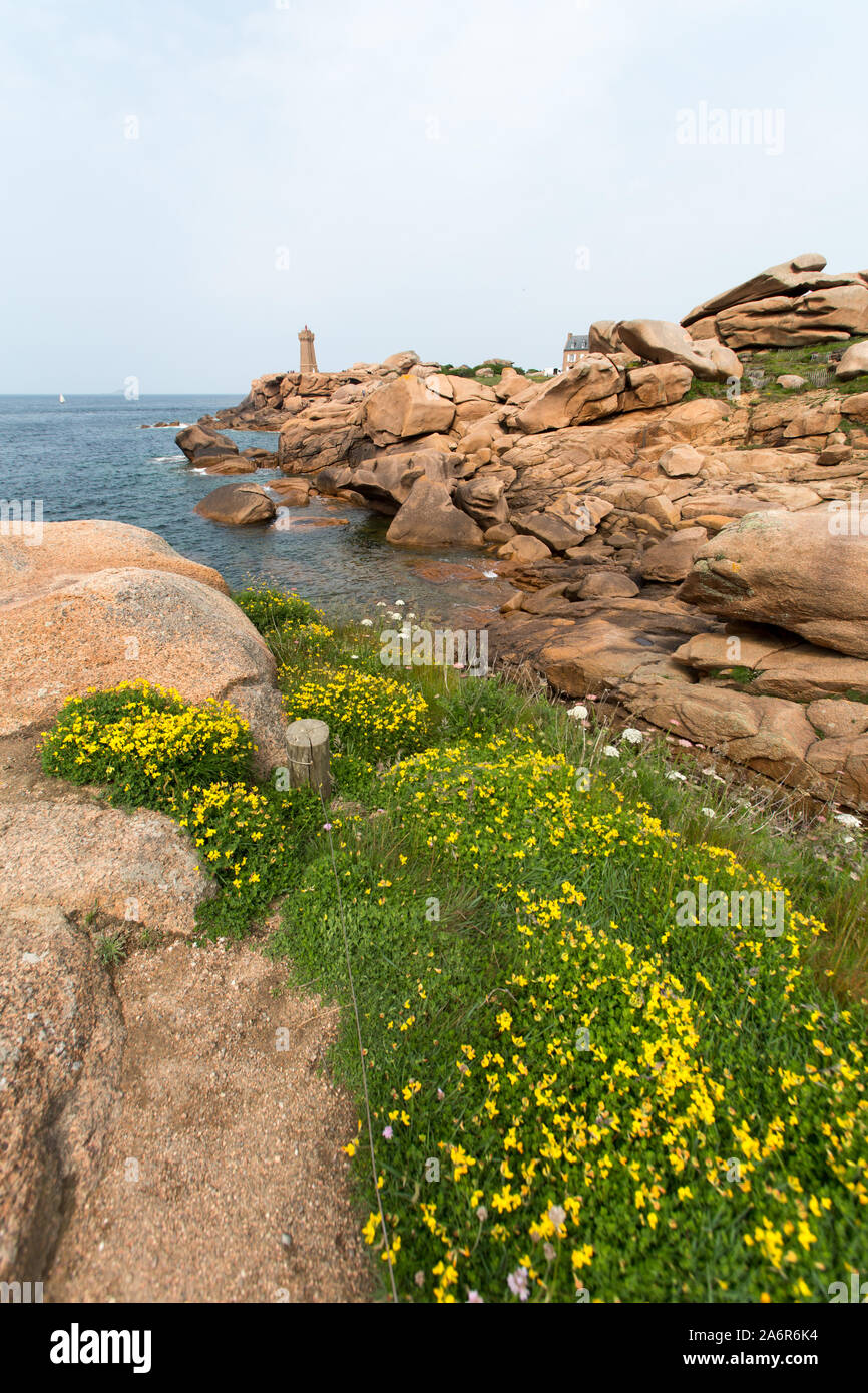 Dorf Plouhmanac'h, Frankreich. Malerische Ansicht des großen Granitfelsen auf Plouhmanac' h's Sentier des Douaniers Trail. Stockfoto
