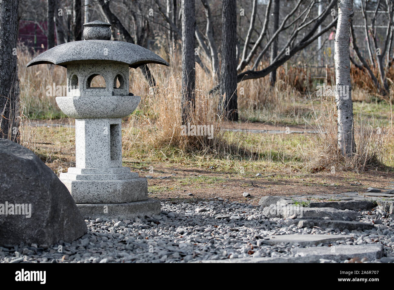 Stein Laterne in japanischen Park mit Kopie Platz für Text. Stockfoto