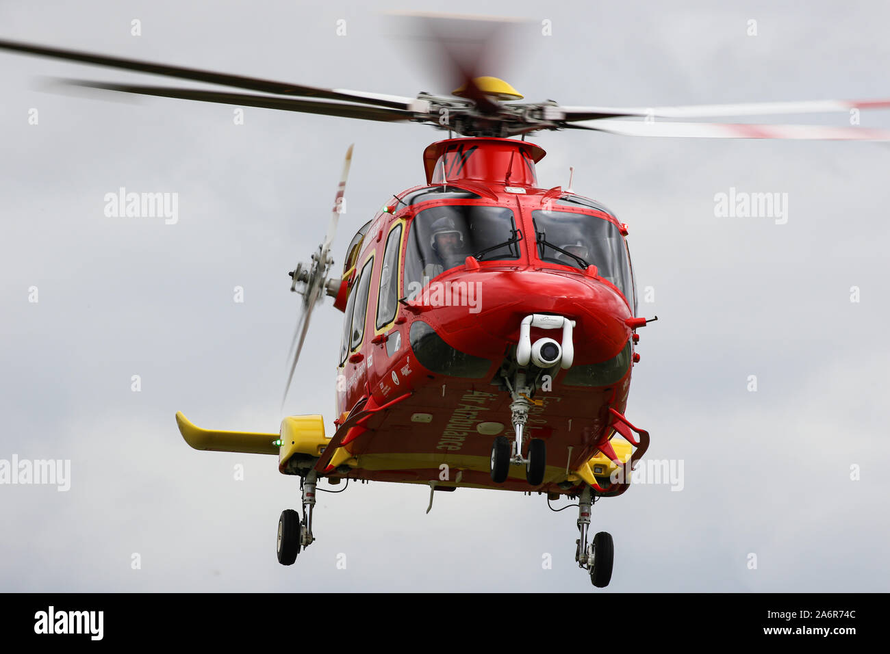 Ein AgustaWestland AW169, das zu Essex & Herts Air Ambulance gehört, landet auf dem North Weald Airfield Stockfoto