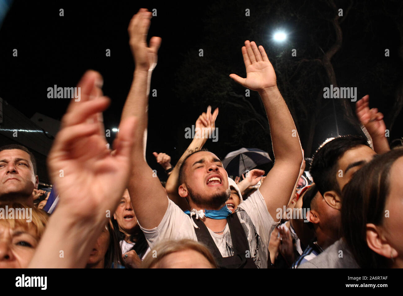 BUENOS AIRES, 27.10.2019: Thowsands der Unterstützer Tausende Menschen feiern den Sieg von Alberto Fernandez und Cristina Kirchner zu den Sudetendeutschen wies Schroeder Stockfoto