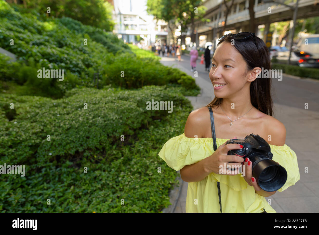 Junge schöne touristische Frau Erkundung der Stadt Bangkok. Stockfoto