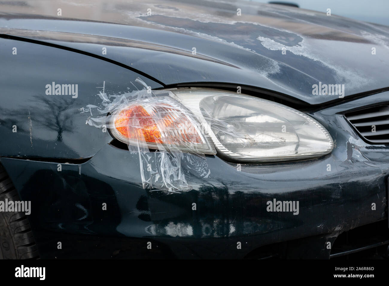 Defekten Scheinwerfer des Autos in Klebeband umwickelt Stockfoto