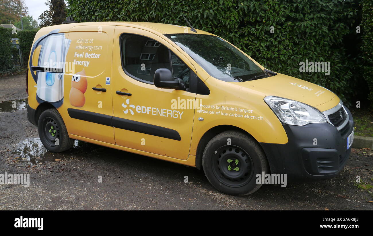 Gelb Van der französischen Firma EDF Energy geparkt in einer Straße in Surrey, Großbritannien Stockfoto