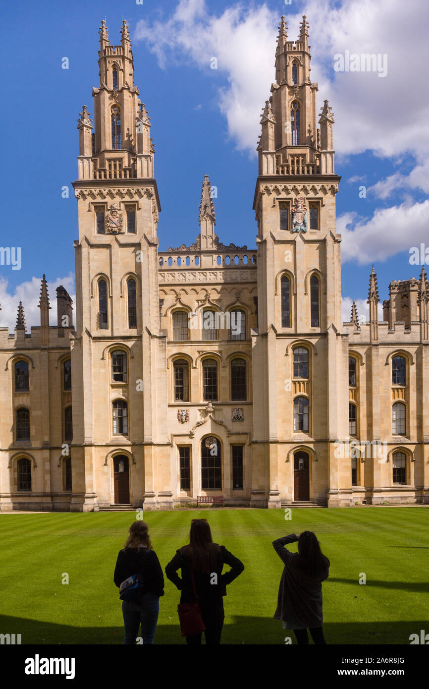 All Souls College, Oxford gesehen aus dem ganzen Norden Viereck, Teil der Universität Oxford mit Schattenrissen von drei weiblichen Besucher Stockfoto