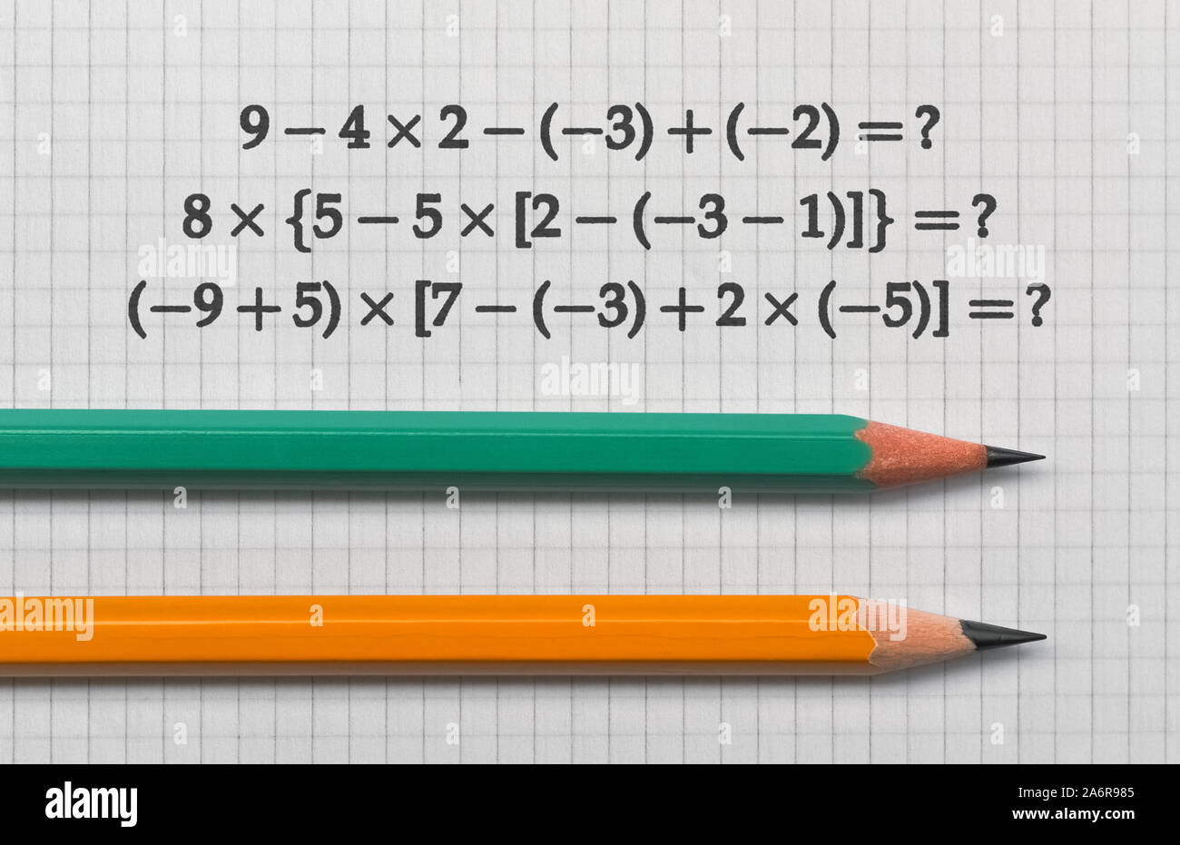 Beispiel für die grundlegende mathematische Operationen und einen Bleistift auf hellen Hintergrund Stockfoto