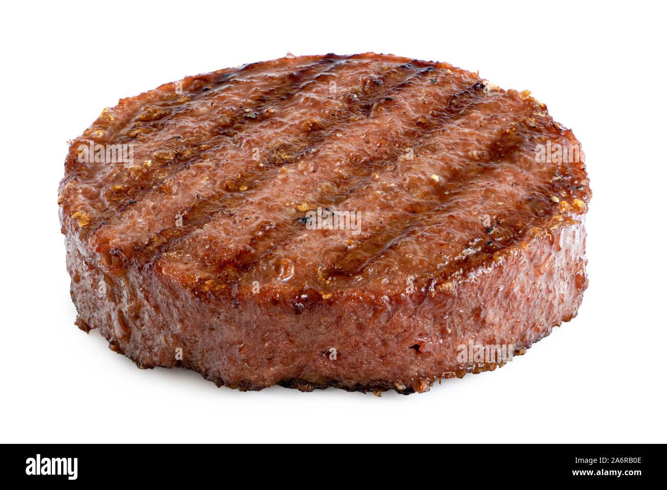 Auf pflanzlicher Basis gegrillte Burger patty mit Grill Marken isoliert auf Weiss. Stockfoto