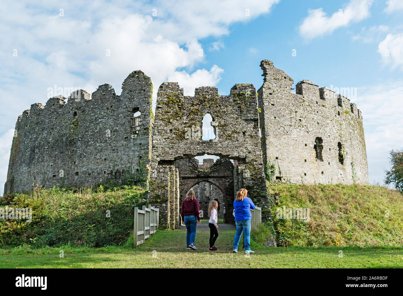 Besucher restormel Castle, Bodmin, Cornwall, England, Großbritannien. Stockfoto