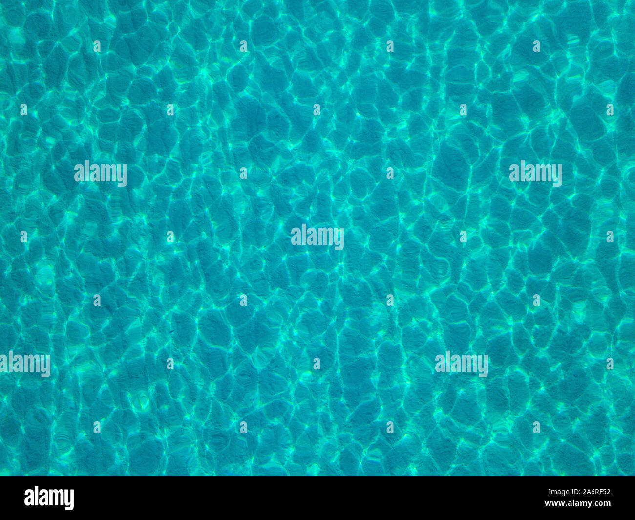 Luftaufnahme von einem sandigen Meeresboden, kristallklares blaues Wasser, Reflexionen der Sonne Wellen auf der Wasseroberfläche. Textur und Hintergrund. Pool Stockfoto