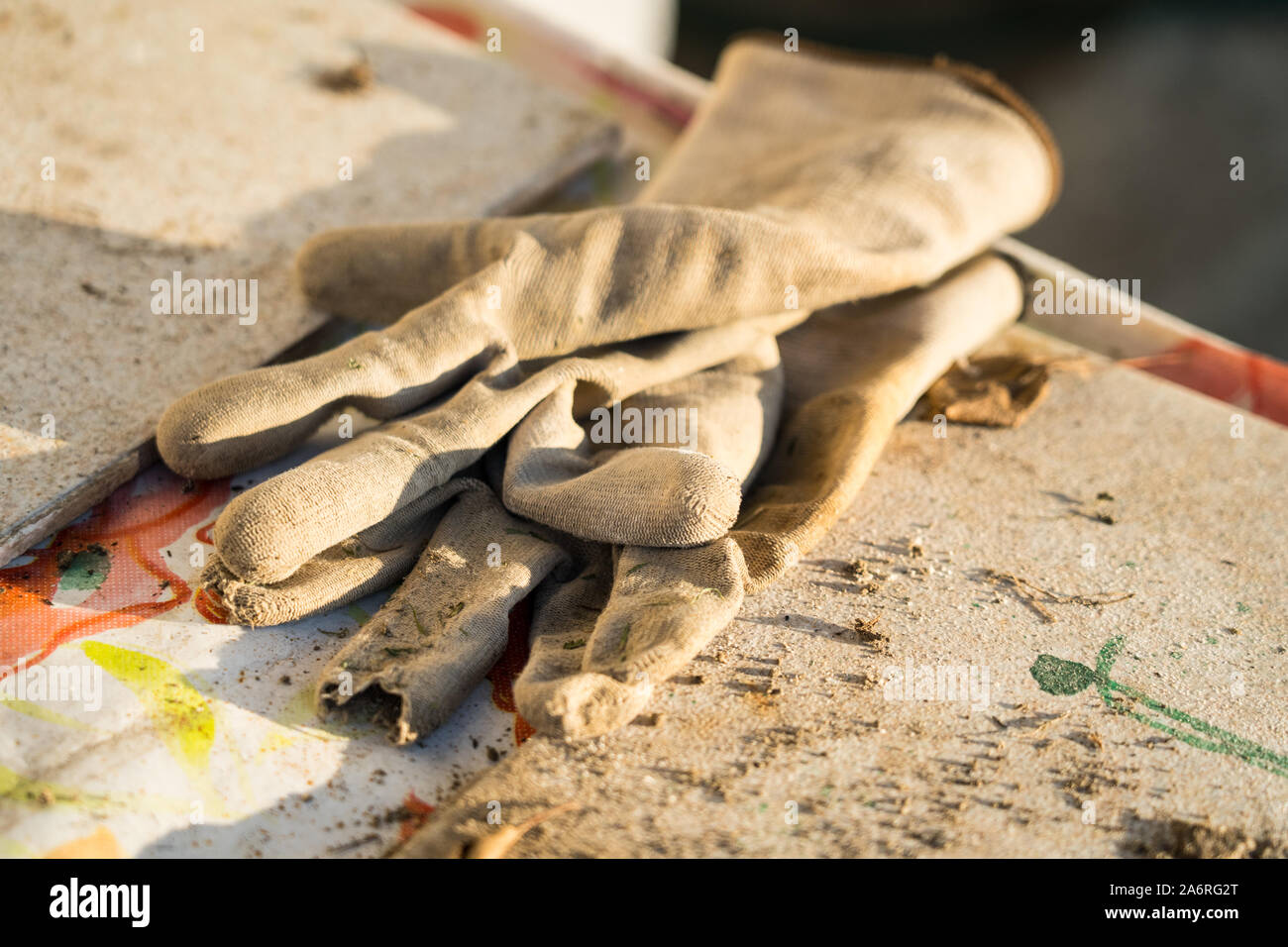 Alte Handschuhe auf einen Jahrgang Tabelle Stockfoto