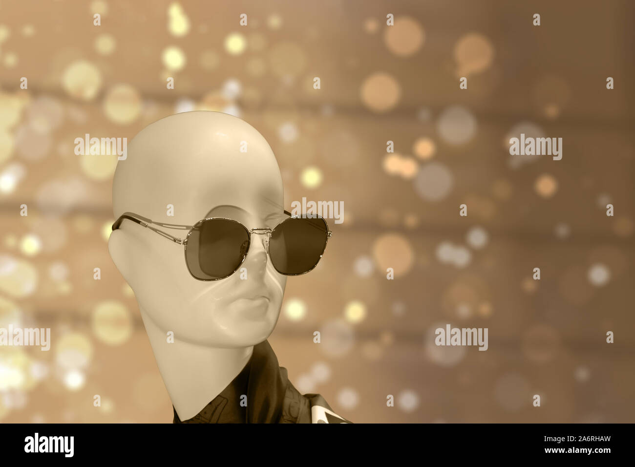 Schaufensterpuppe Kopf in Sonnenbrille, gedämpften Farben beige braun Hintergrund bokeh/ Stockfoto