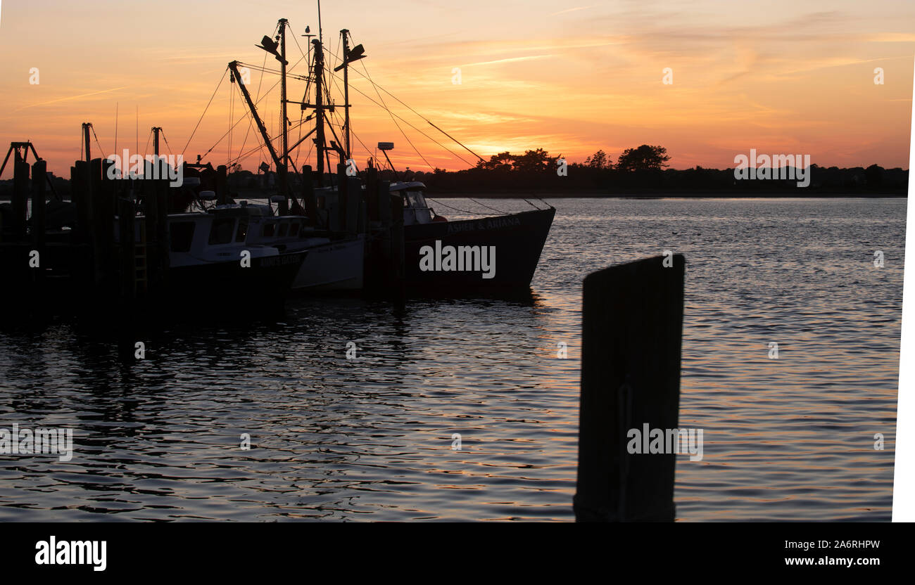 Fischerboot bei Sonnenuntergang in Galiläa, Rhode Island Stockfoto