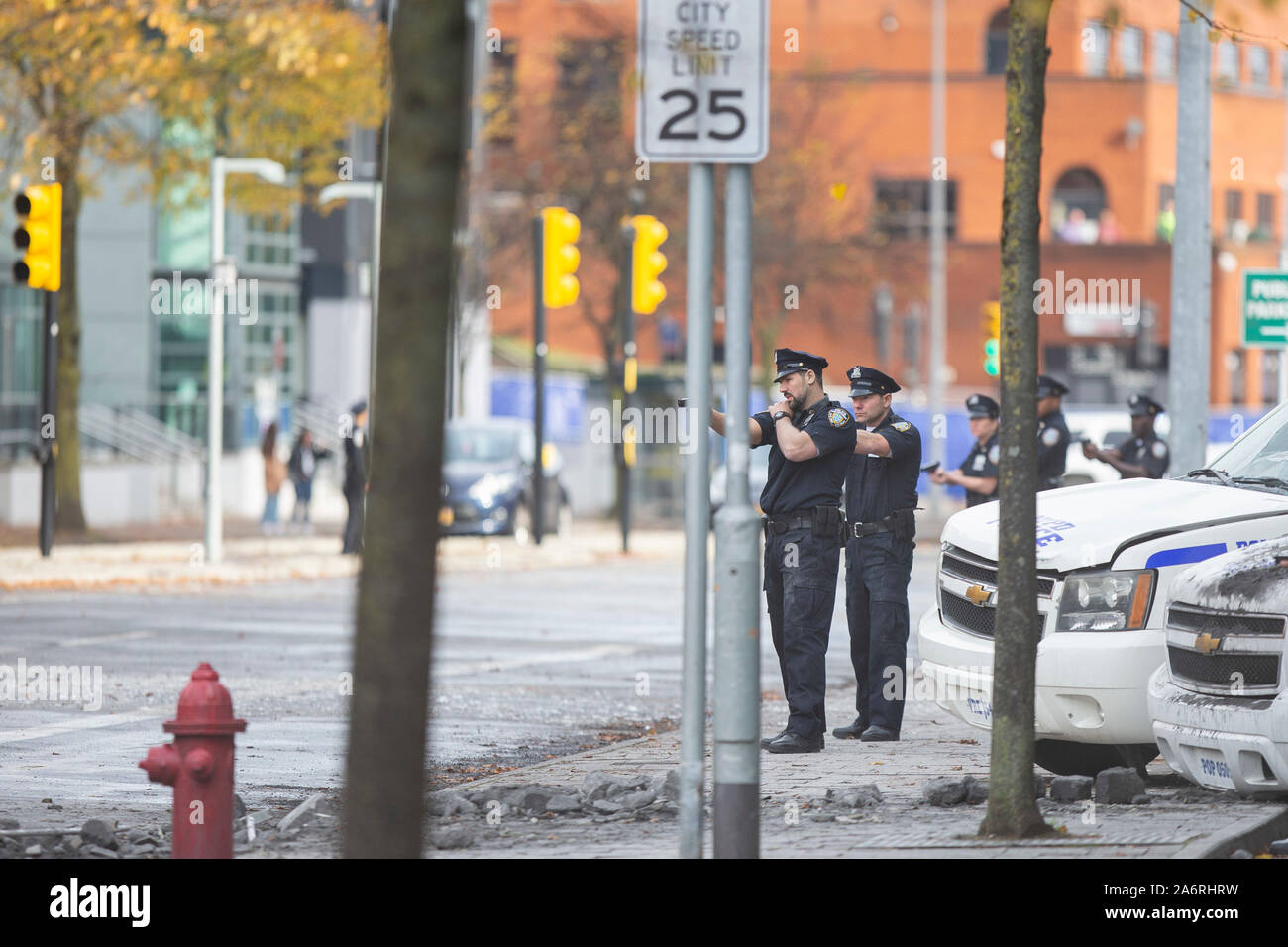 Cardiff, Wales, UK, 28. Oktober 2019. New York Polizeioffizier Akteure mit angehobenem Pistolen während der Dreharbeiten in Cardiff City Centre für die Paramount Pictures Film Unendlich starring Mark Wahlberg und von Antoine Fuqua geleitet. Stockfoto