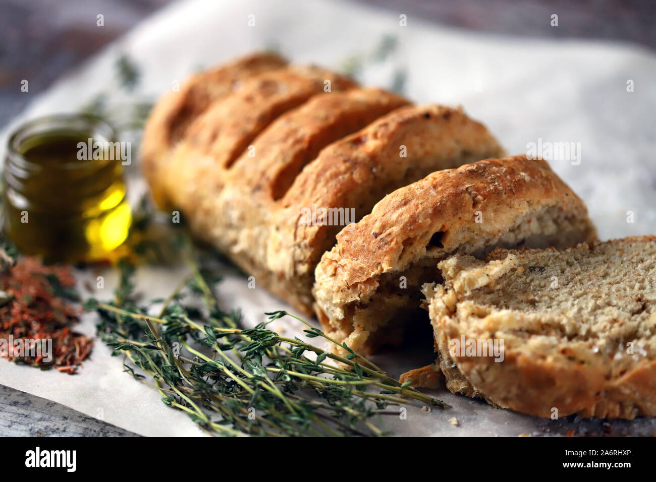 Leckeres frisches hausgemachtes Brot. Italienisches Brot mit Kräutern. Selektive konzentrieren. Makro. Stockfoto