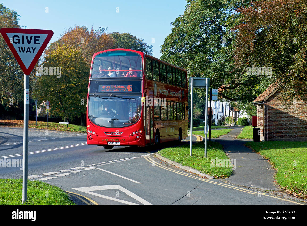 Bus im Dorf Bischof Burton, East Yorkshire, England, Großbritannien Stockfoto