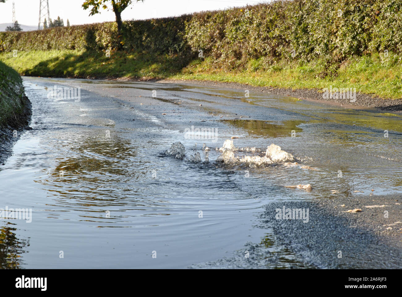 Wasser sprudeln aus einer überwältigt ablassen, indem sie die jüngsten Überschwemmungen in Shropshire, UK verursacht Stockfoto