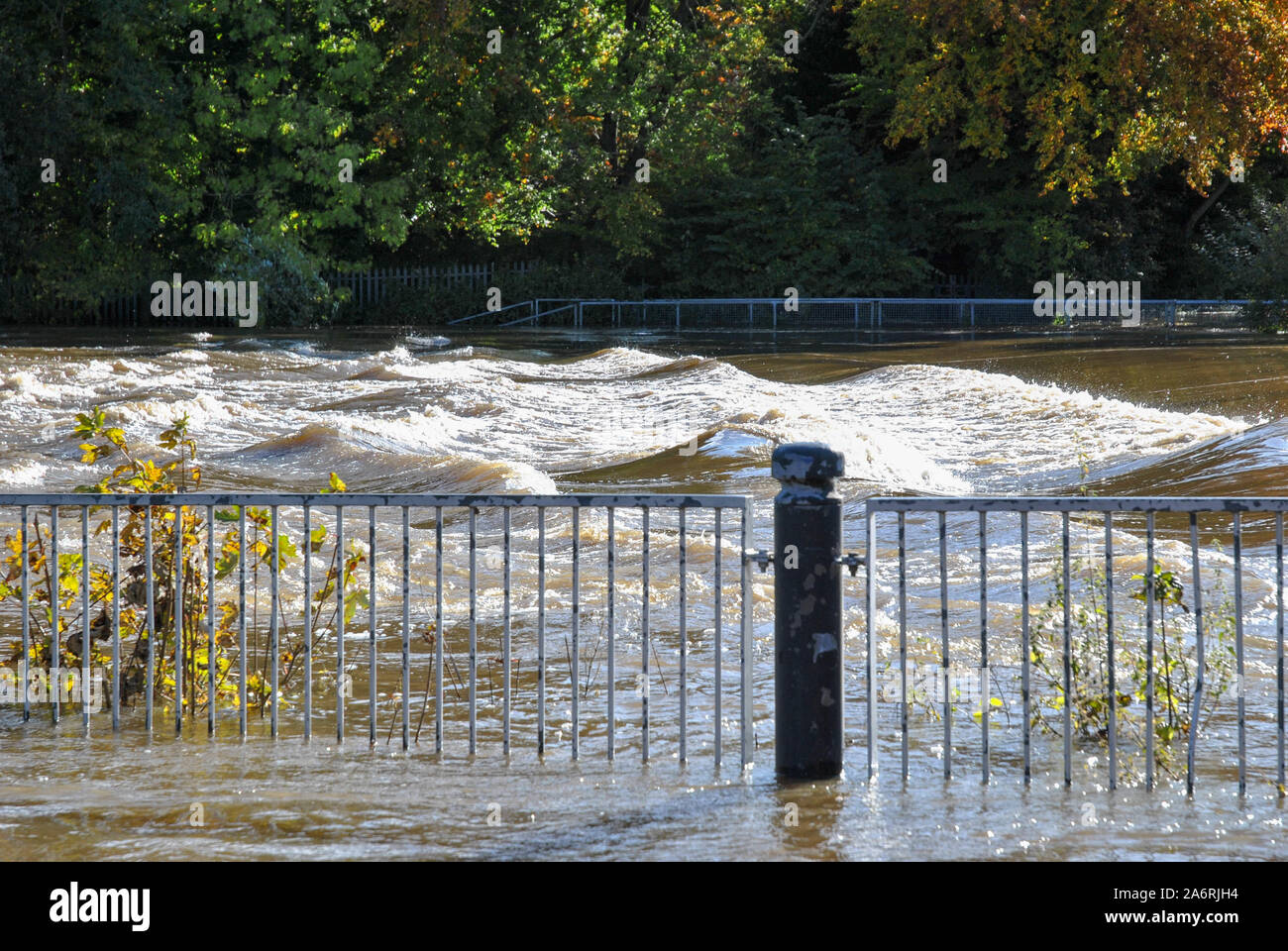 White Water auf einen stark geschwollenen Fluss Severn in Shropshire nach Schwere Regenfälle verursachten Überschwemmungen Stockfoto