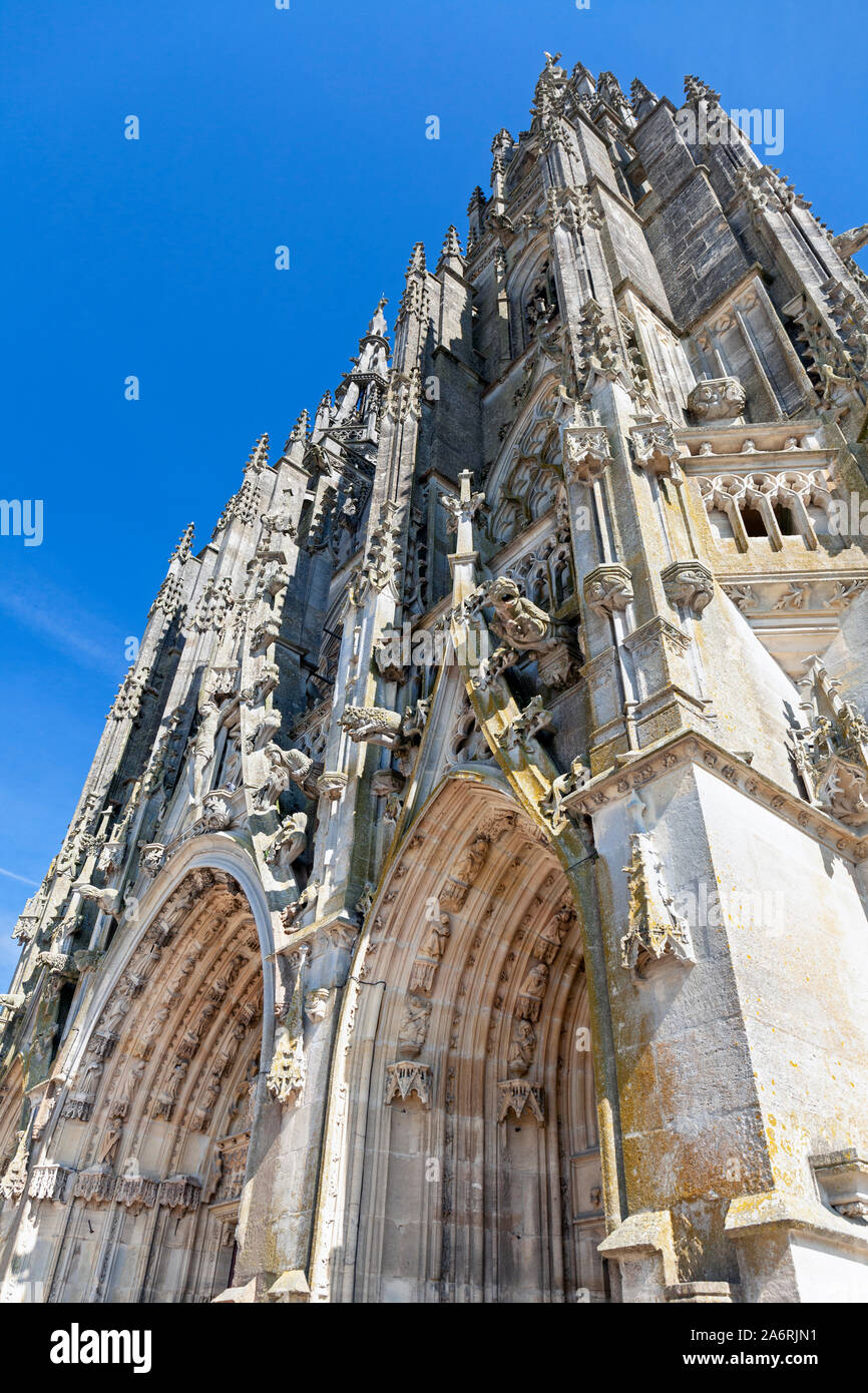 Europa, Frankreich, Grand Est, L'Epine, die Basilique Notre-Dame de l'Épine, geschnitzte Eingang Torbogen (Detail) Stockfoto