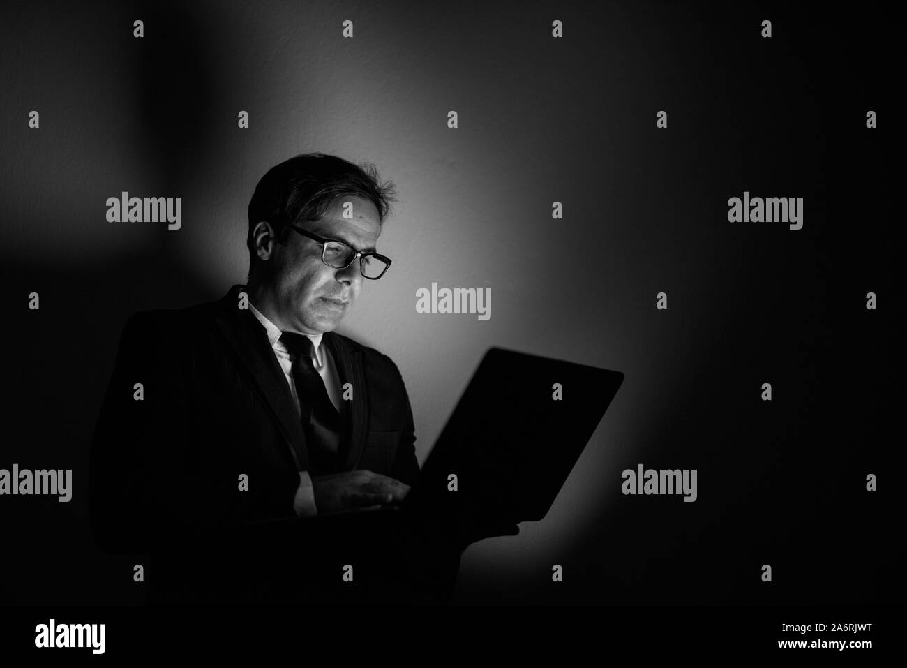 Schönen persischen Geschäftsmann mit Laptop in Schwarz und Weiß Stockfoto
