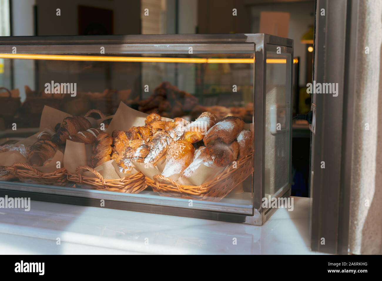 Frisches Gebäck zum Verkauf in einem Schaufenster Valencia, Spanien. Stockfoto