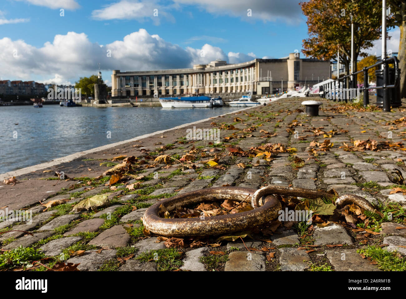 Blick auf Schwimmenden Hafen mit Lloyds Banking Group Hauptsitz im Hintergrund, Bristol, Großbritannien Stockfoto