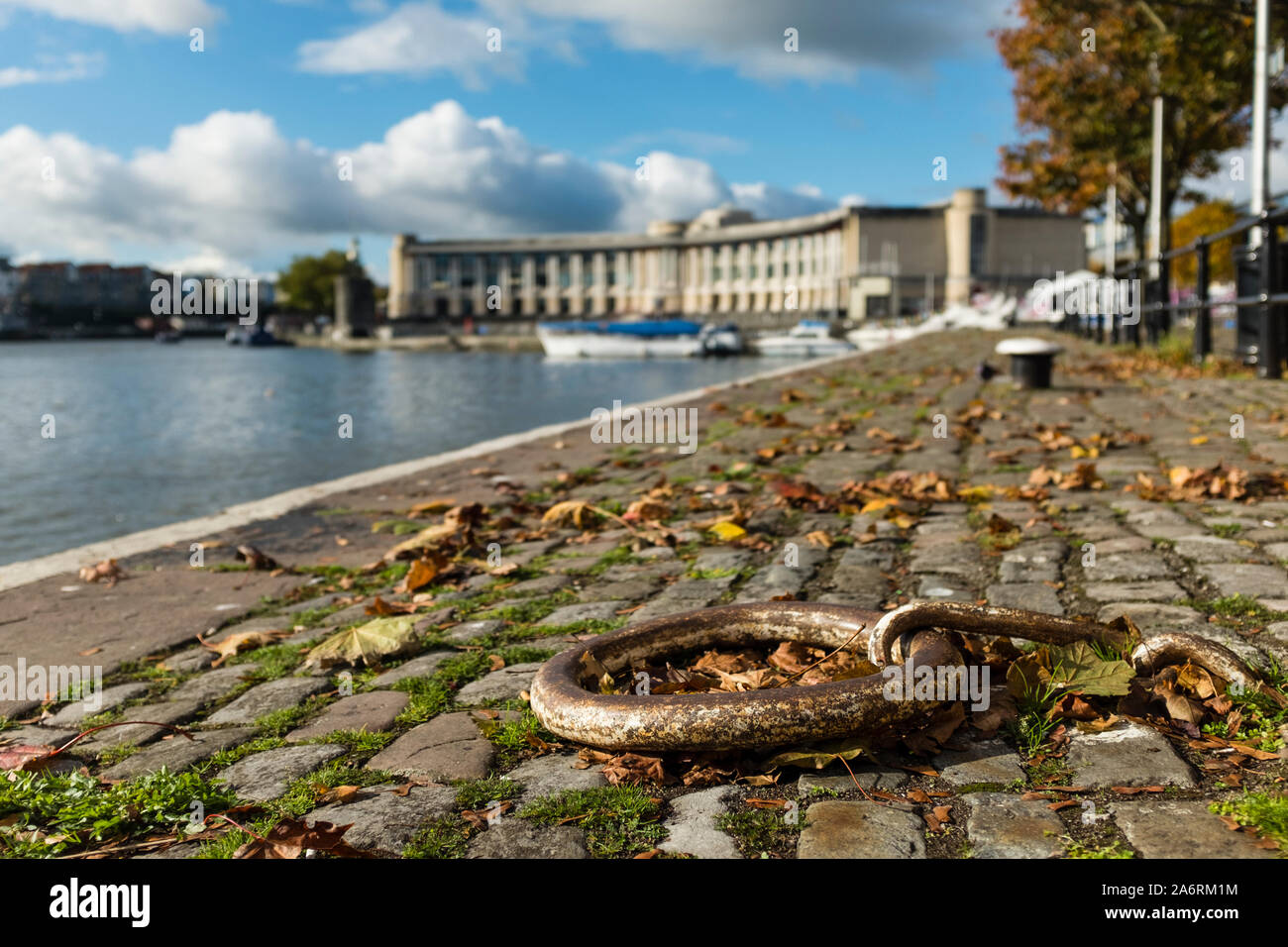 Blick auf Schwimmenden Hafen mit Lloyds Banking Group Hauptsitz im Hintergrund, Bristol, Großbritannien Stockfoto