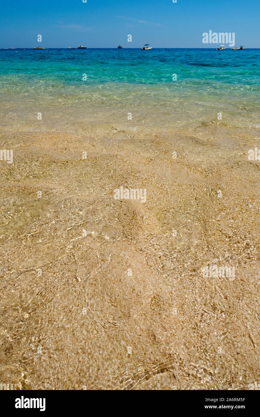 Das kristallklare blaue Meer und den weißen Pink Sand Beach am Golf von Orosei in Baunei Nationalpark Gennargentu Sardinien Italien - Sommer Strand Landschaft Stockfoto