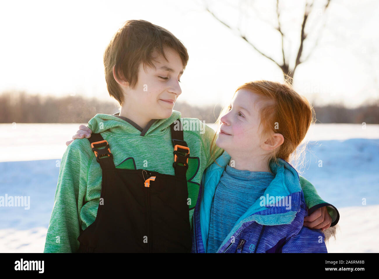 Junge und Mädchen Freunde im Winter Stockfoto