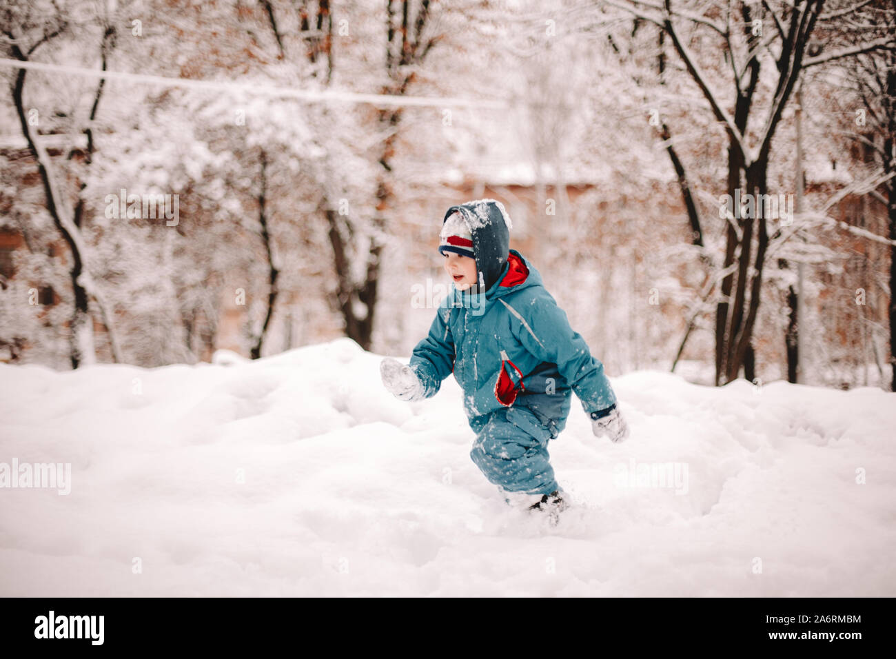 Junge in schneebedeckten Feld im Park im Winter Stockfoto