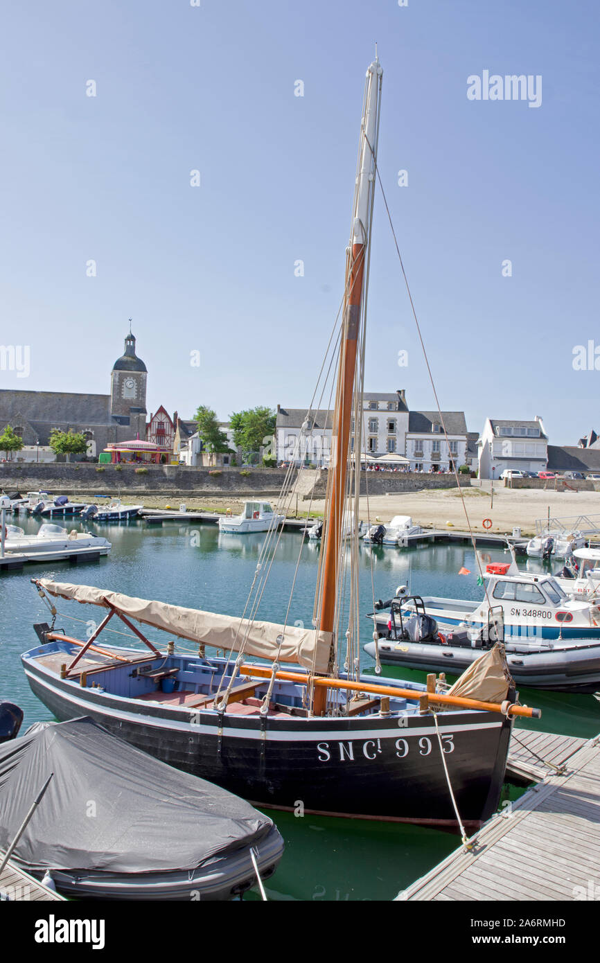 Hölzerne Segelboot in Piriac-sur-Mer festgemacht Stockfoto