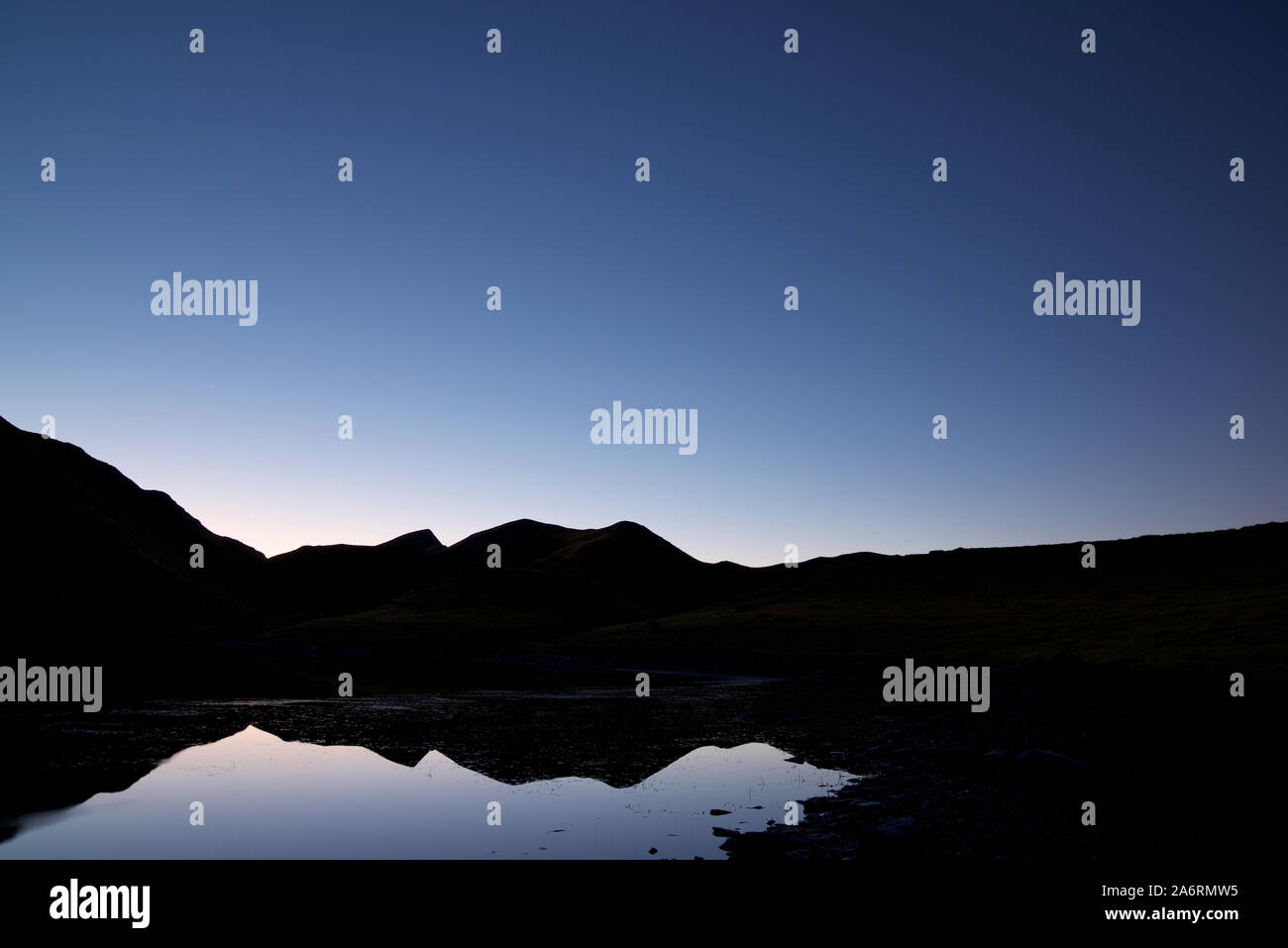 Sonnenaufgang in Truchas See in Canfranc Tal, die Pyrenäen. Stockfoto