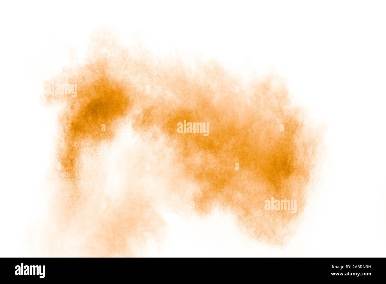 Abstrakt hell orange Pulver Explosion auf weißem Hintergrund. Freeze Bewegung von Licht orange Staub splash Partikel. Stockfoto