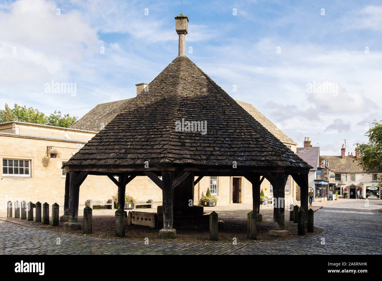 Alte Buttercross und Bestände in den gepflasterten Marktplatz, Oakham, Rutland, England, Großbritannien, Großbritannien Stockfoto