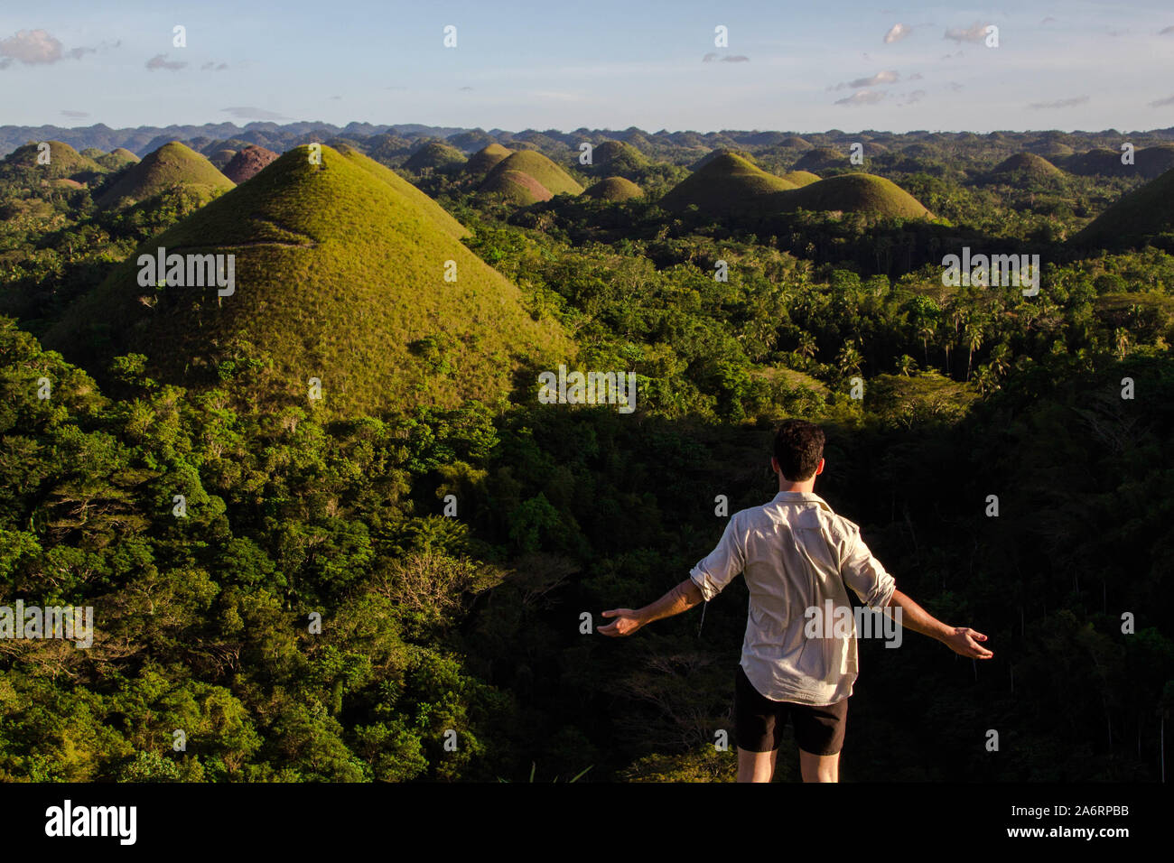 Man fühlt die Freiheit auf chocolate hills Philippinen Stockfoto