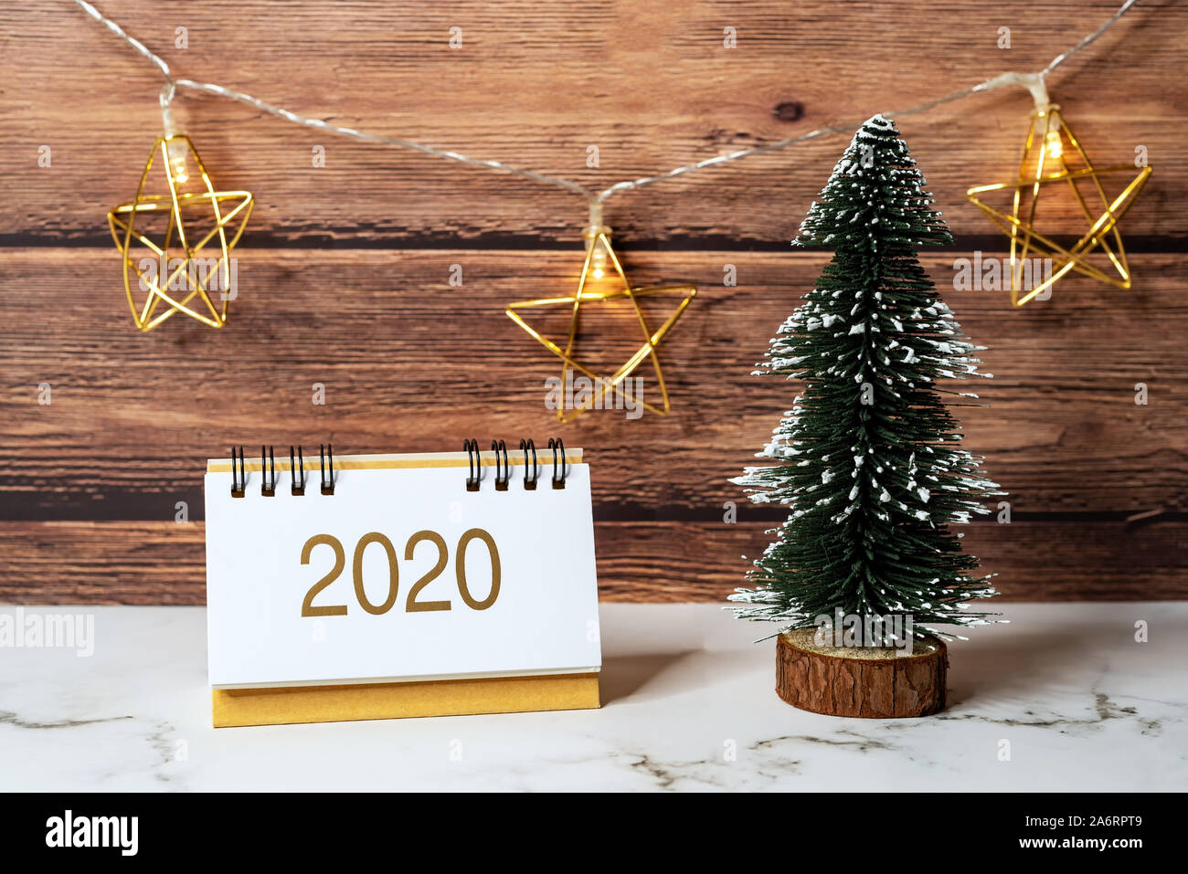 Neues Jahr 2020 Kalender mit Pine Tree auf hölzernen Schreibtisch Stockfoto