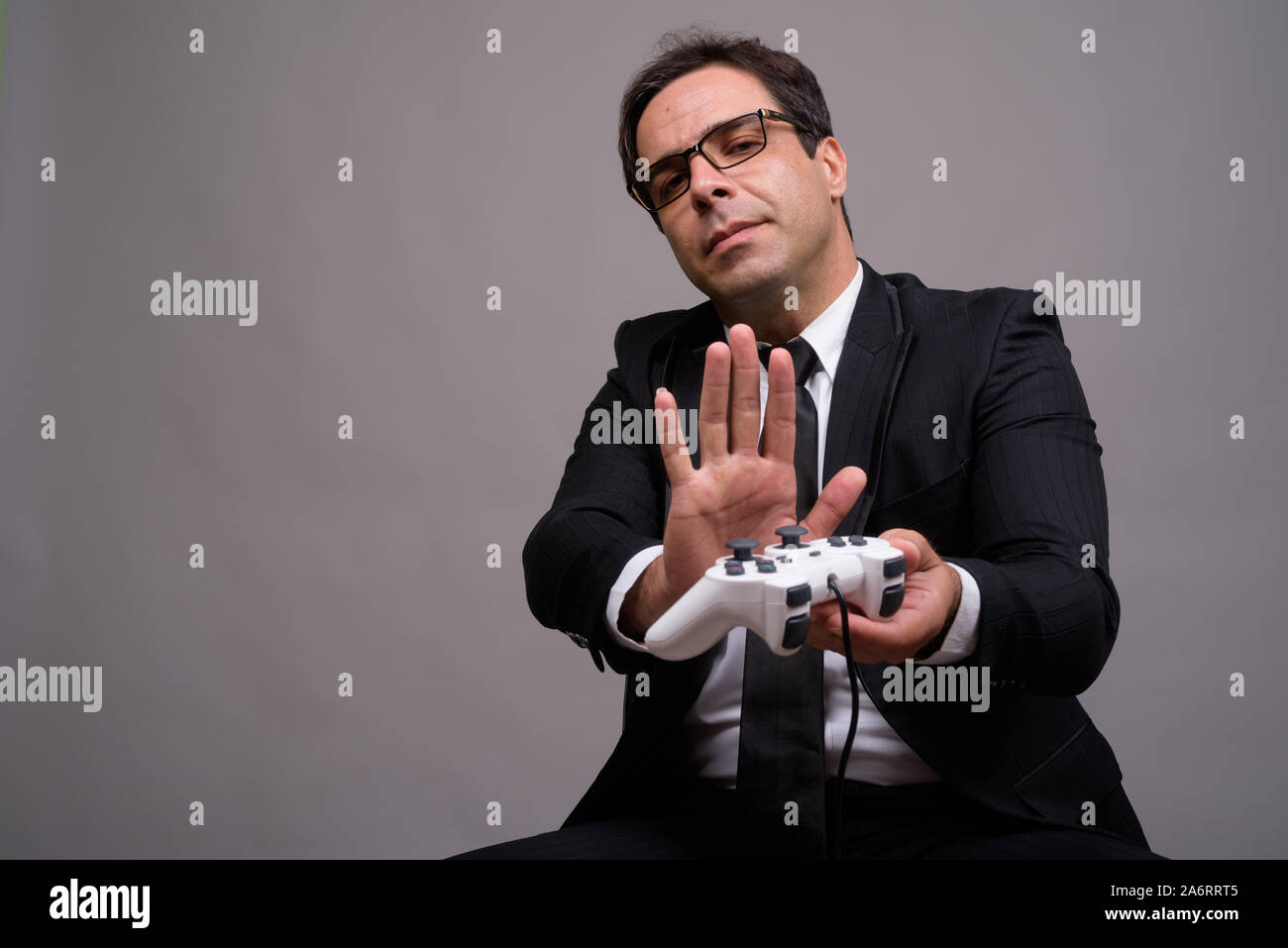Portrait von persischen Geschäftsmann in Anzug spielen. Stockfoto