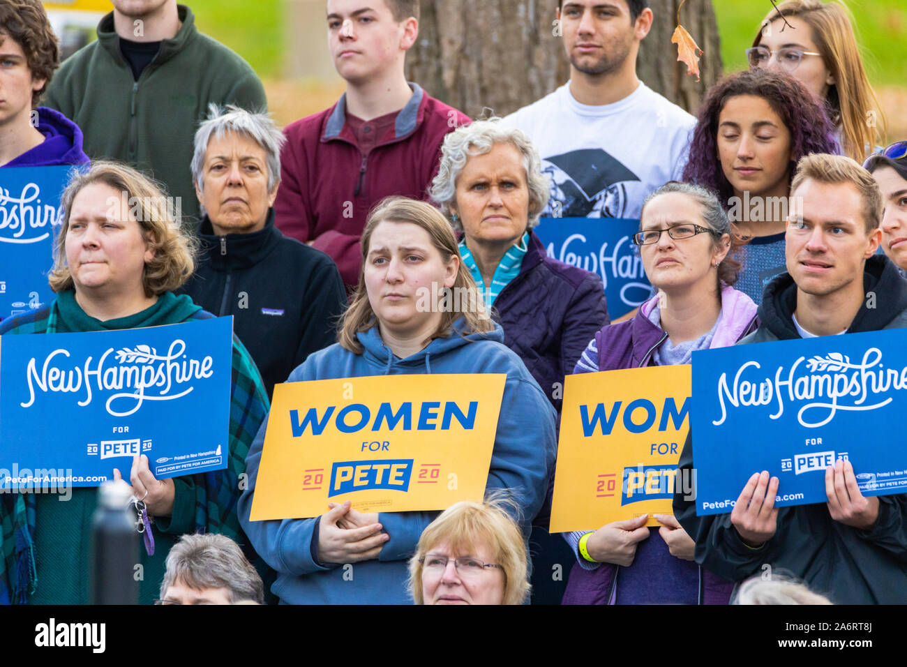 Oktober 25, 2019, Universität von New Hampshire in Durham, New Hampshire: Frauen, die Zeichen auf während der Bürgermeister Peter Buttigieg spricht an der Kampagne der Stadt ha Stockfoto