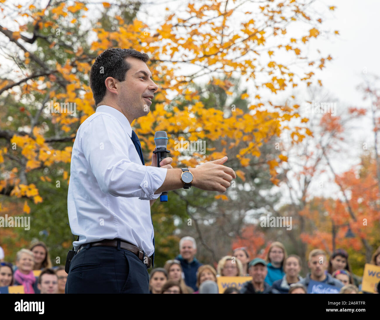 Pete Buttigieg im weißen Hemd spricht am 25. Oktober 2019 An der Kampagne Rathaus Sitzung der Universität von New Hampshire in Durham, New Hampshir Stockfoto