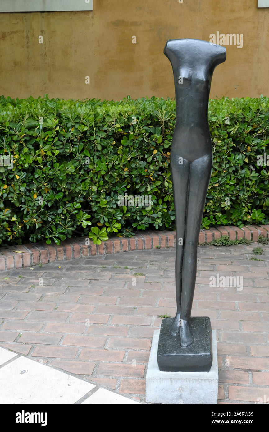 Bronzestatue von "Walkin Frau' von berühmten Schweizer Bildhauer Alberto Giacometti in museumin Peggy Guggenheim Venedig, Italien Stockfoto