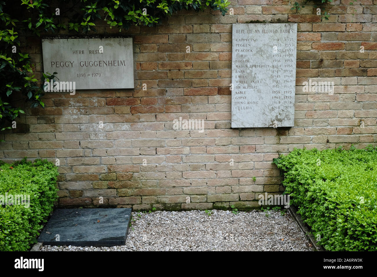 Grab von Peggy Guggenheim und ein Stein zum Gedenken an ihre Hunde im Hof von Ihrer Villa, die housese Ihrer berühmten Sammlung fo moderne Kunst in Venedig Stockfoto