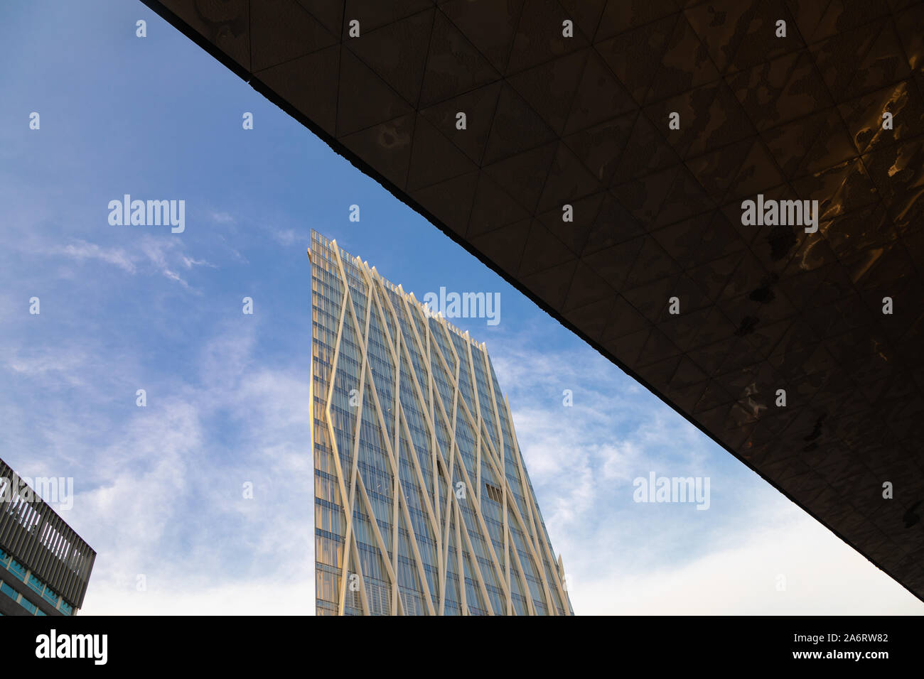 Diagonale fussballdaten Turm und das Museum der Naturwissenschaften, Forum, Barcelona, Katalonien, Spanien. Das Gebäude ist 110 Meter hoch mit 24 Etagen. Es war Stockfoto