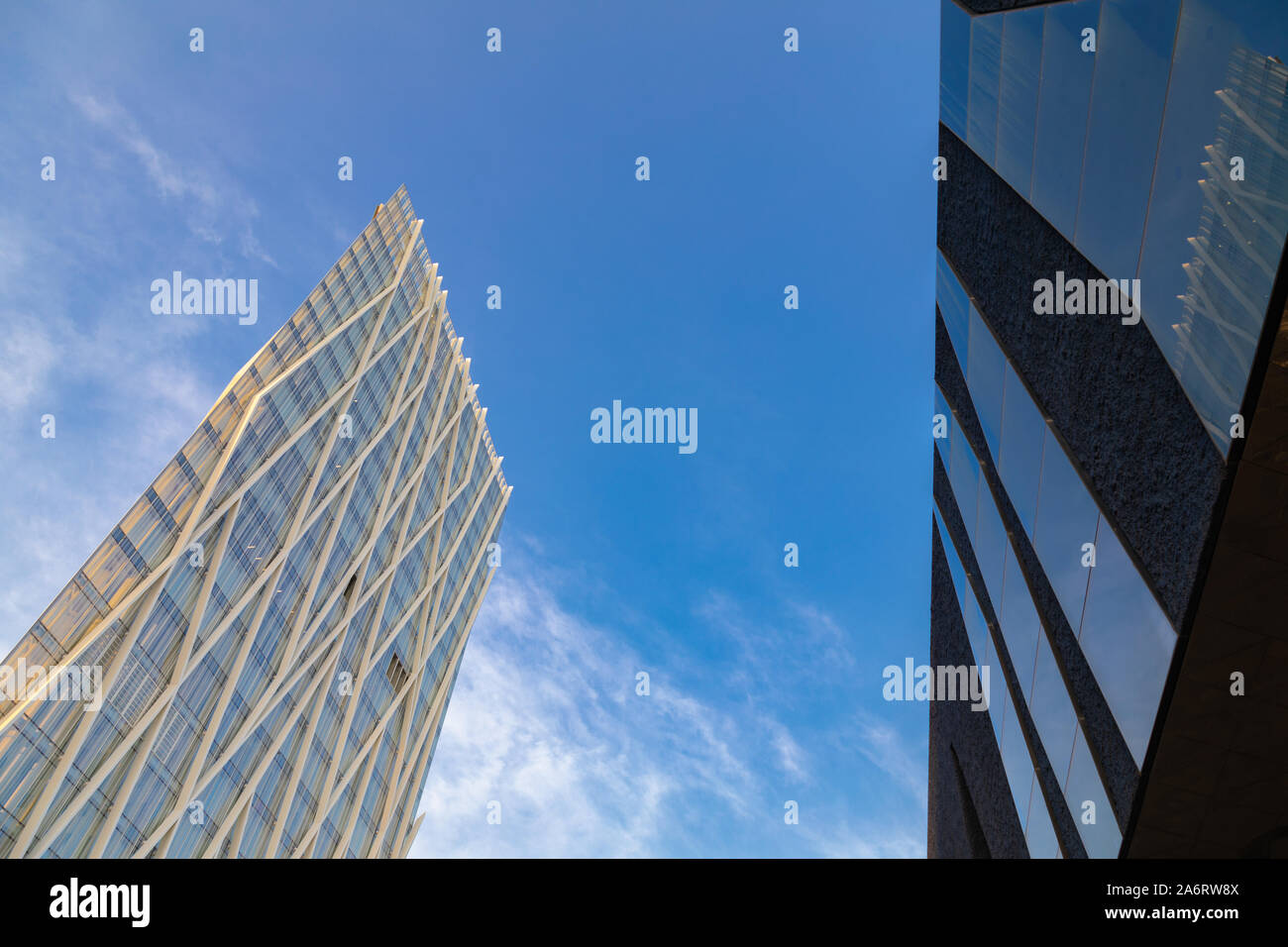 Diagonale fussballdaten Turm und das Museum der Naturwissenschaften, Forum, Barcelona, Katalonien, Spanien. Das Gebäude ist 110 Meter hoch mit 24 Etagen. Es war Stockfoto