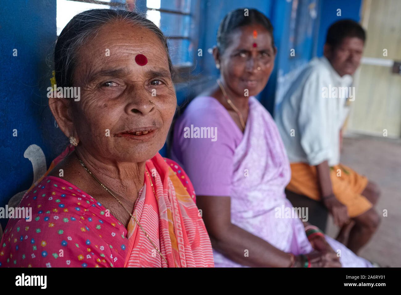 Die Arbeitnehmer in einem Fischmarkt in Mangalore, Karnataka, Indien, die Frau das Tragen eines traditionellen roten Bindi mark Stockfoto