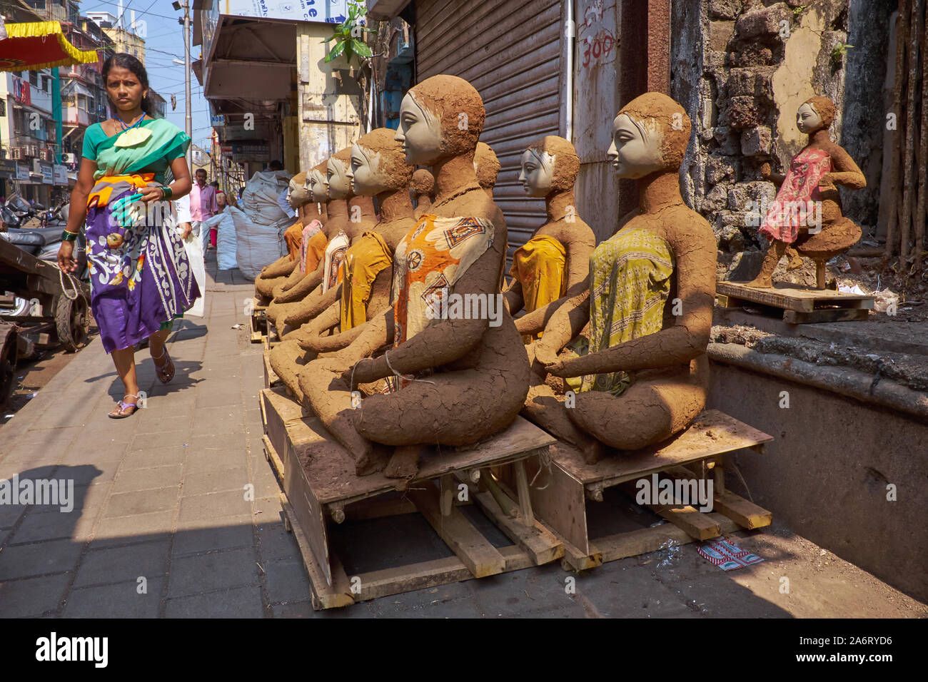In der Vorbereitung für den Hindu Festival der Durga Puja, Durga zahlen frisch aus Lehm, werden in die Sonne gesetzt, um zu trocknen; Gulalwadi, Mumbai, Indien Stockfoto